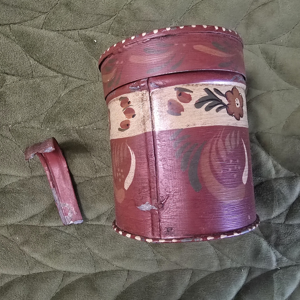 Rustic Red Metal Shakers - Picture 3 of 3